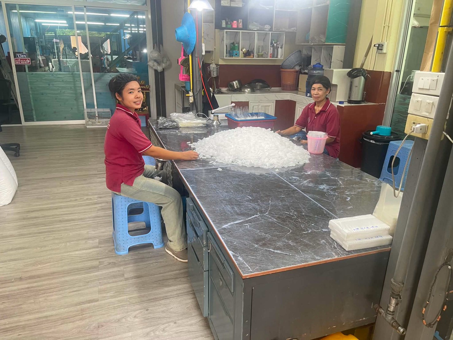 เครื่อง Plastic Extruder กำลังทำงานในไลน์ผลิตของโรงงาน