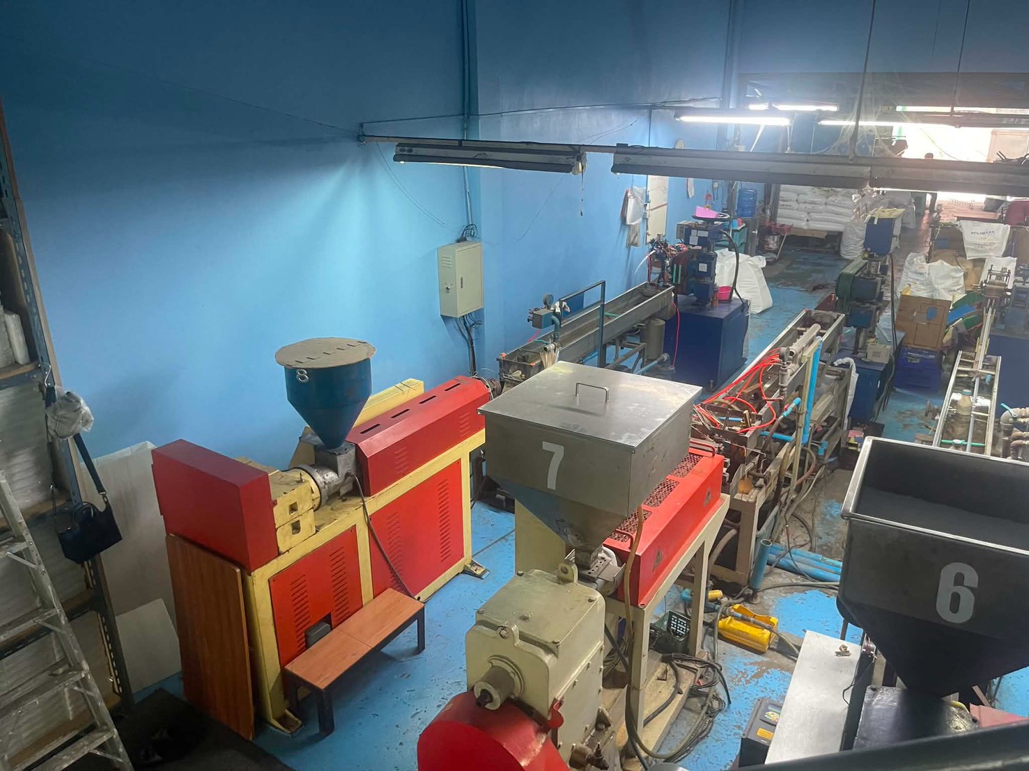 ภายในโรงงานผลิตพลาสติกของบริษัท มนัส พลาสติก จำกัด พร้อมเครื่องจักร Plastic Extruder