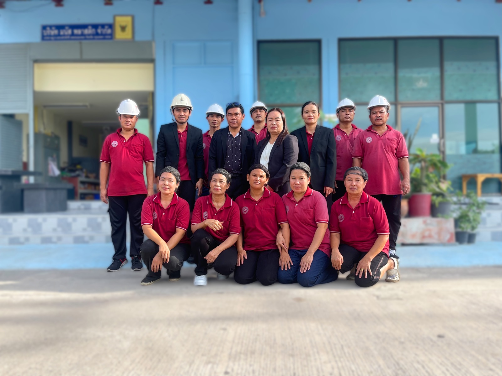 ทีมงานและผู้บริหารบริษัท มนัส พลาสติก จำกัด ถ่ายภาพร่วมกันหน้าอาคารสำนักงาน